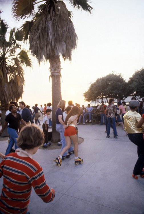 Катание на роликах по набережной пригорода Лос-Анджелеса в 1979 году Катание на роликах по набережной пригорода Лос-Анджелеса в 1979 году