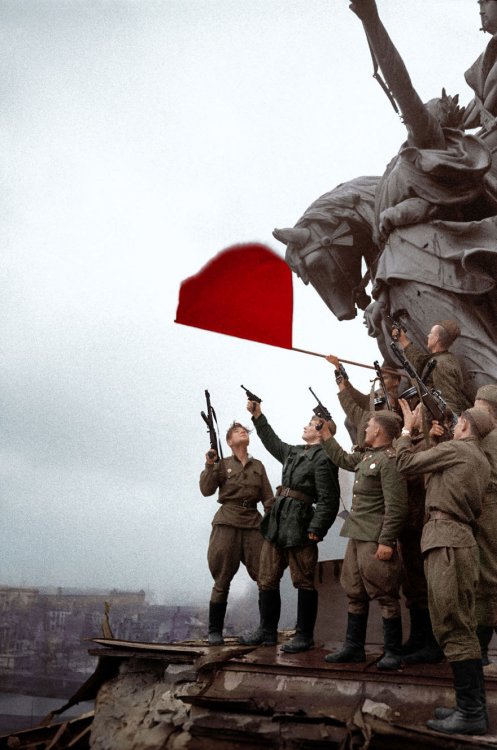 Раскрашенные исторические фотографии о русских людях (1900-1965) Раскрашенные исторические фотографии о русских людях (1900-1965)