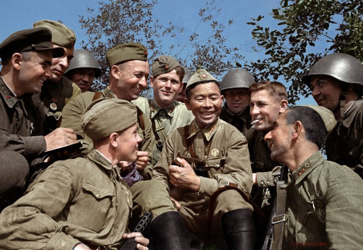Раскрашенные исторические фотографии о русских людях (1900-1965) Раскрашенные исторические фотографии о русских людях (1900-1965)