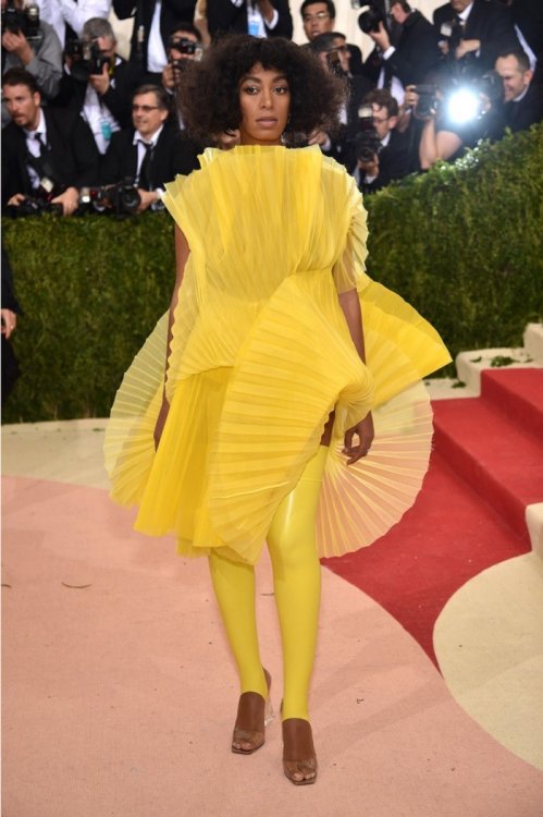 Худшие наряды звезд на Met Gala 2016 Худшие наряды звезд на Met Gala 2016