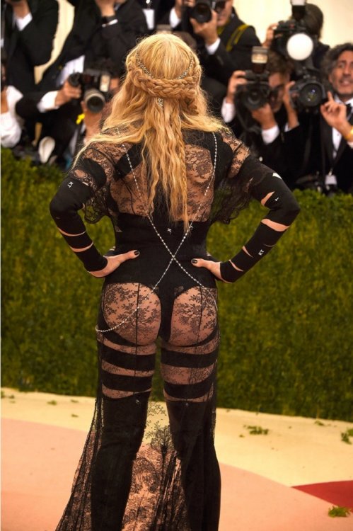 Худшие наряды звезд на Met Gala 2016 Худшие наряды звезд на Met Gala 2016