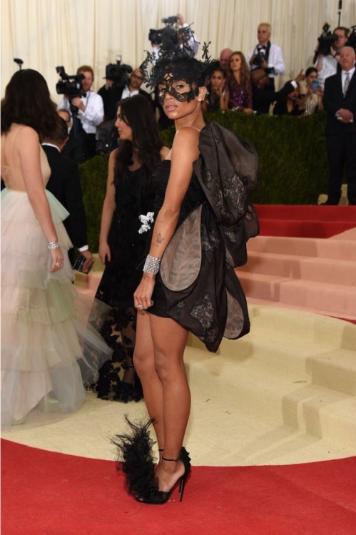 Худшие наряды звезд на Met Gala 2016 Худшие наряды звезд на Met Gala 2016