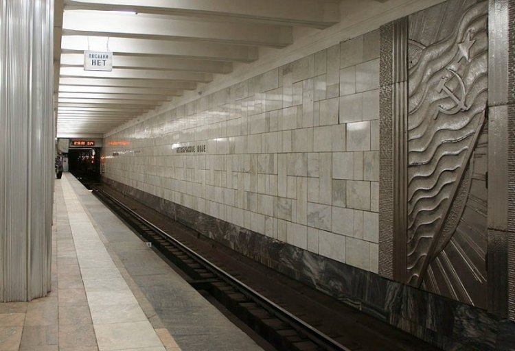 Так вот куда ведет эта таинственная дверь напротив перрона в метро! Так вот куда ведет эта таинственная дверь напротив перрона в метро!