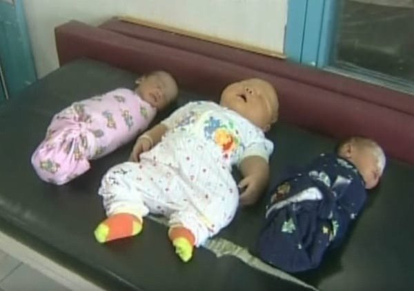 Кажется, что это обычное фото младенца. Но только взгляни, КТО лежит рядом! Кажется, что это обычное фото младенца. Но только взгляни, КТО лежит рядом!