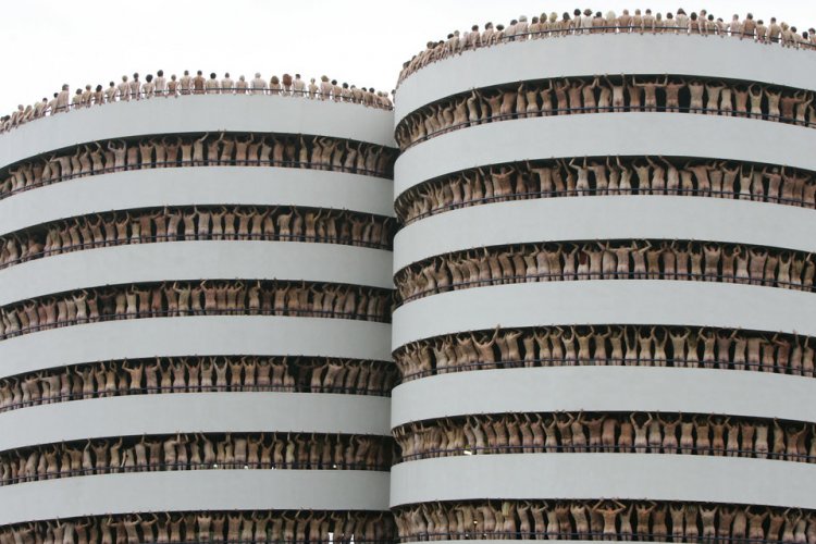 Спенсер Туник ищет 100 раскованных барышень, что бы раздеть Спенсер Туник ищет 100 раскованных барышень, что бы раздеть