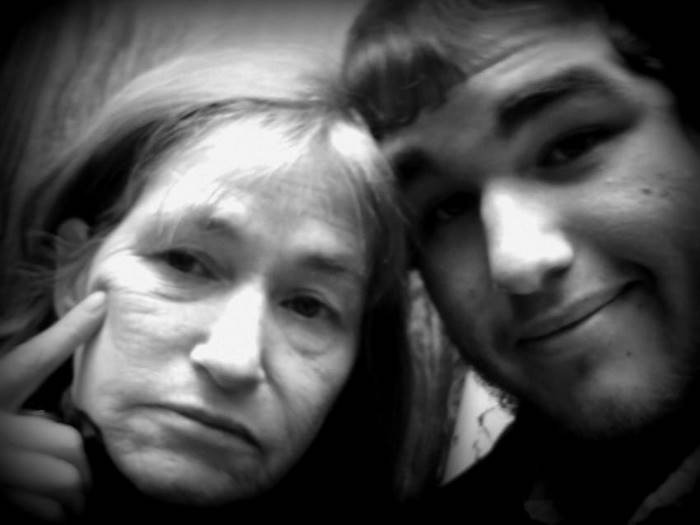 Душераздирающая фотография, на которой умирающий муж говорит «До свидания» своей жене Душераздирающая фотография, на которой умирающий муж говорит «До свидания» своей жене