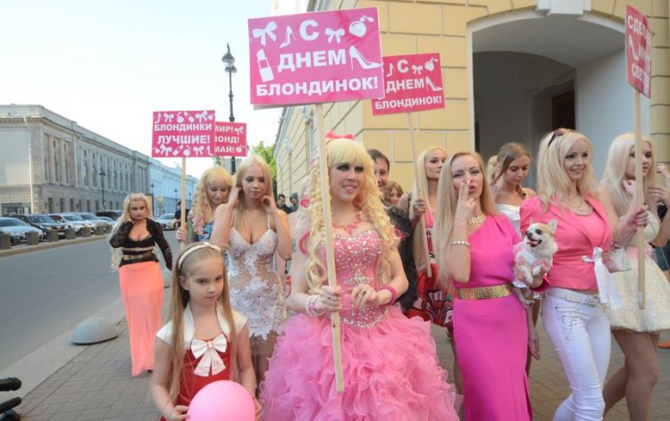 Парад блондинок в Питере Парад блондинок в Питере
