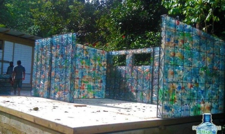 Симпатичные дома из пластиковых бутылок Симпатичные дома из пластиковых бутылок