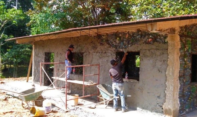 Симпатичные дома из пластиковых бутылок Симпатичные дома из пластиковых бутылок