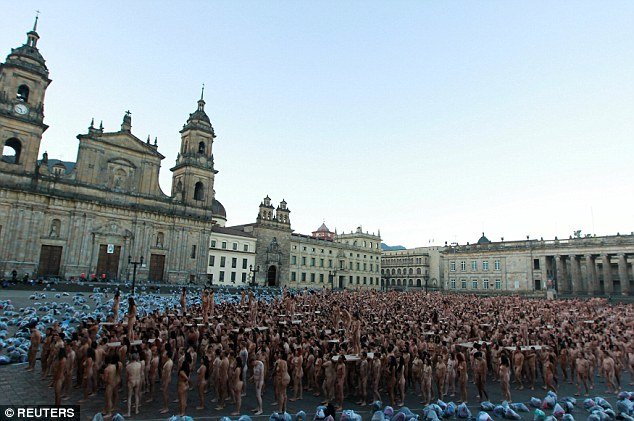 Голые колумбийцы протестовали против предрассудков Голые колумбийцы протестовали против предрассудков