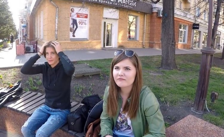 Девушка из Красноярска разделась и облилась машинным маслом ради iPhone Девушка из Красноярска разделась и облилась машинным маслом ради iPhone