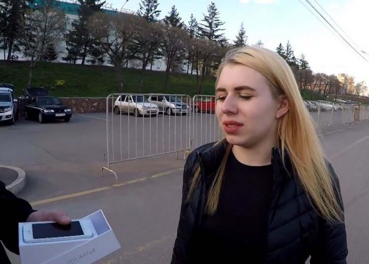 Девушка из Красноярска разделась и облилась машинным маслом ради iPhone Девушка из Красноярска разделась и облилась машинным маслом ради iPhone