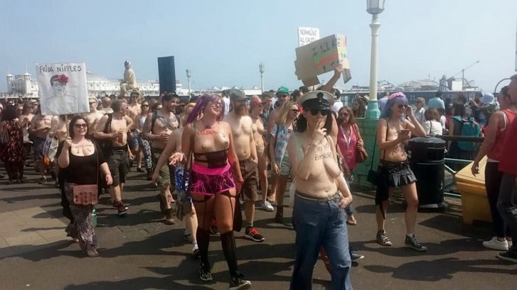 Акция «Свободу соскам» в Англии Акция «Свободу соскам» в Англии