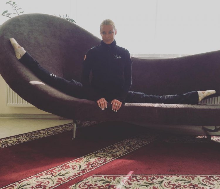Волочкова села на шпагат на крыше лимузина Волочкова села на шпагат на крыше лимузина