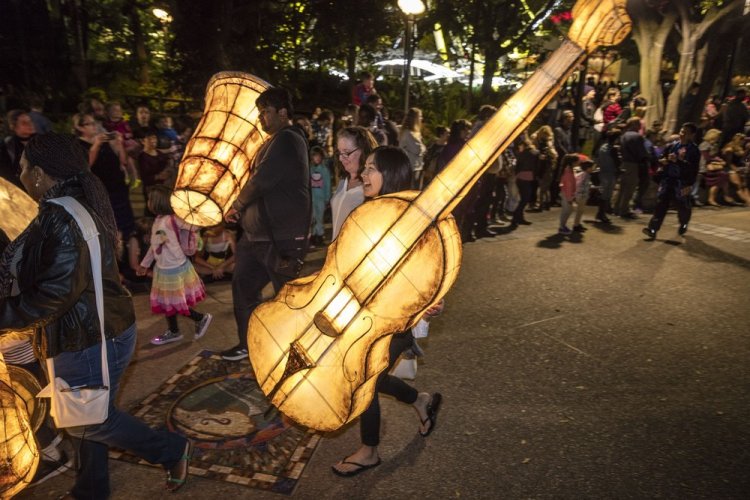 Luminous Lantern Parade в Австралии Luminous Lantern Parade в Австралии
