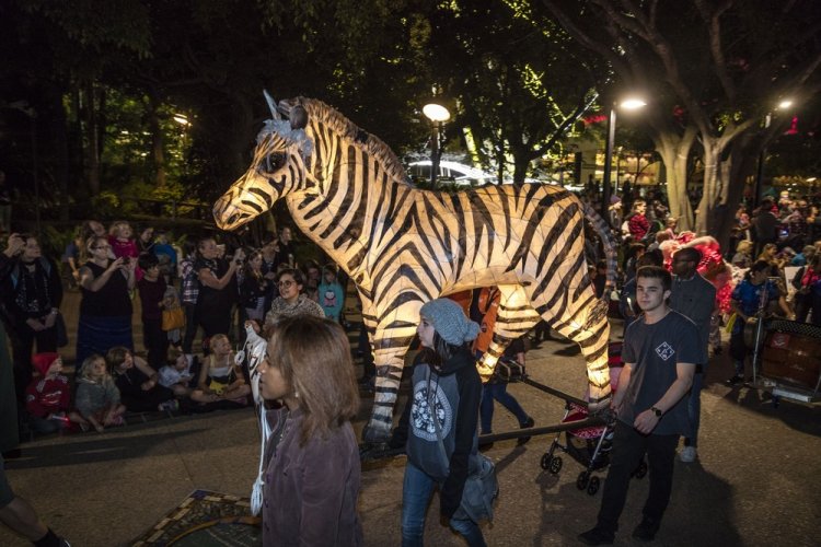 Luminous Lantern Parade в Австралии Luminous Lantern Parade в Австралии