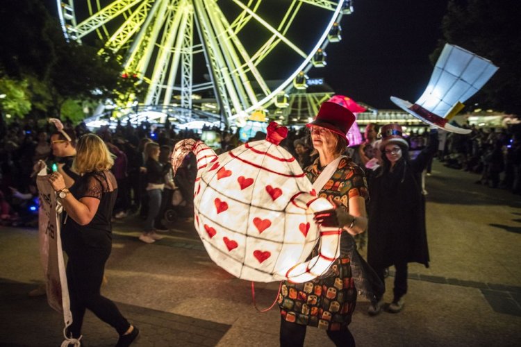 Luminous Lantern Parade в Австралии Luminous Lantern Parade в Австралии