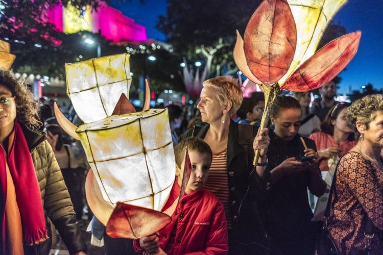 Luminous Lantern Parade в Австралии Luminous Lantern Parade в Австралии