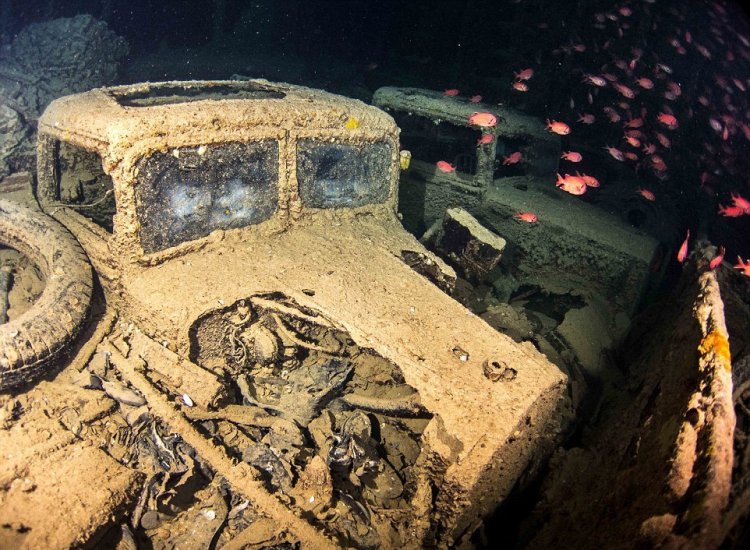 Британский корабль потопленный немецкими бомбардировщиками в 1941 году Британский корабль потопленный немецкими бомбардировщиками в 1941 году