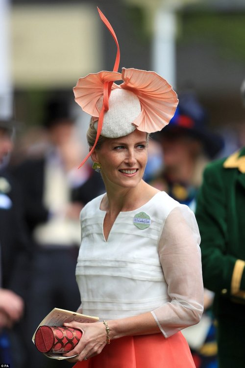 Гламурные наряды в Дамский день на Royal Ascot Гламурные наряды в Дамский день на Royal Ascot