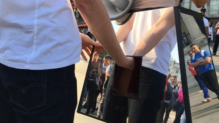 Художница предлагала всем желающим потрогать свои интимные места в центре Лондона Художница предлагала всем желающим потрогать свои интимные места в центре Лондона