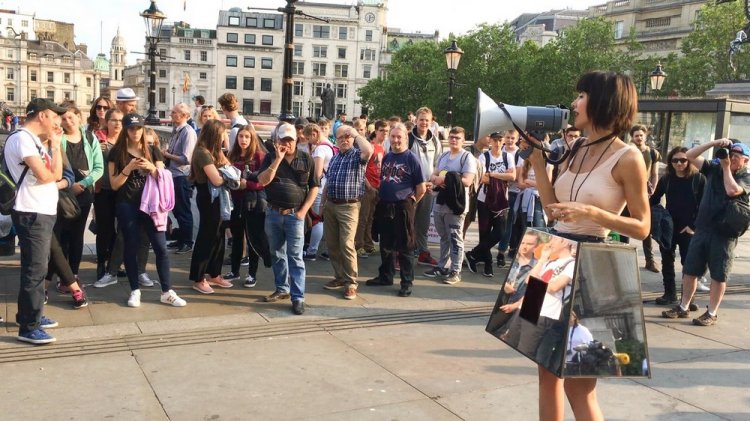 Художница предлагала всем желающим потрогать свои интимные места в центре Лондона Художница предлагала всем желающим потрогать свои интимные места в центре Лондона