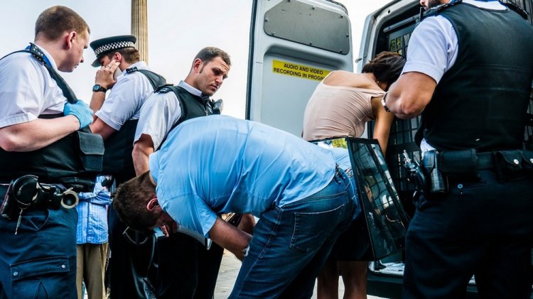 Художница предлагала всем желающим потрогать свои интимные места в центре Лондона Художница предлагала всем желающим потрогать свои интимные места в центре Лондона