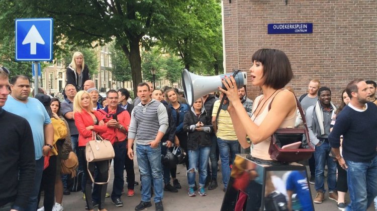 Художница предлагала всем желающим потрогать свои интимные места в центре Лондона Художница предлагала всем желающим потрогать свои интимные места в центре Лондона