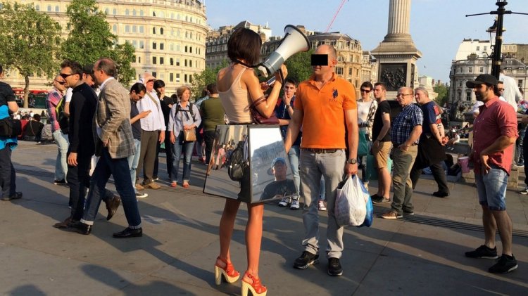 Художница предлагала всем желающим потрогать свои интимные места в центре Лондона Художница предлагала всем желающим потрогать свои интимные места в центре Лондона