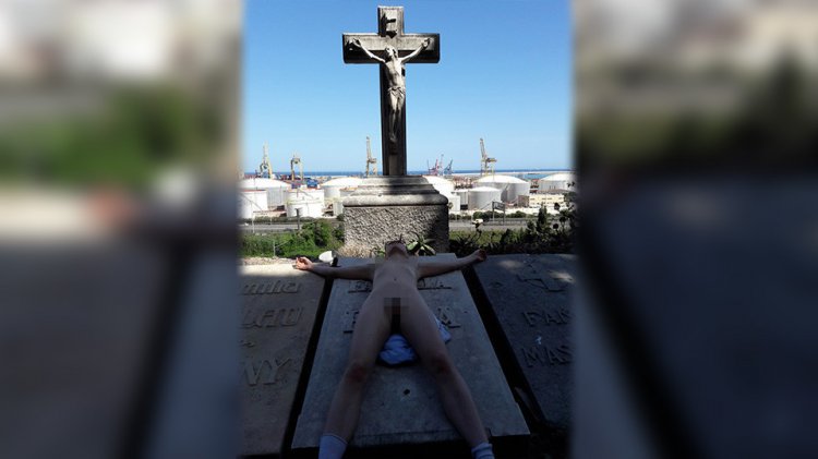 Голая российская порноактриса устроила фотосессию на кладбище в Испании Голая российская порноактриса устроила фотосессию на кладбище в Испании