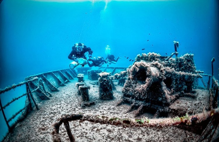 Останки кораблей на дне моря Останки кораблей на дне моря