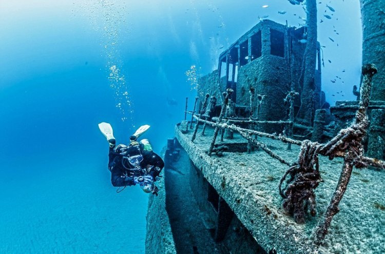 Останки кораблей на дне моря Останки кораблей на дне моря