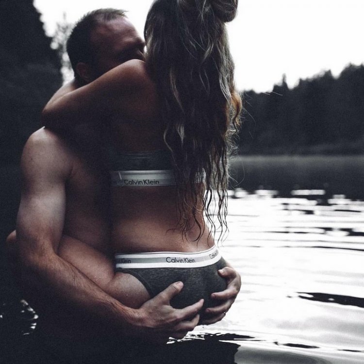 Откровенная фотосессия молодой мамы Откровенная фотосессия молодой мамы