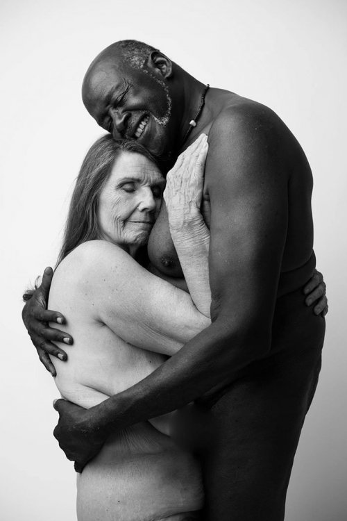 Эта 70-летняя пара снялась обнаженной. Откровенные фотографии, которые порвали Интернет в клочья! Эта 70-летняя пара снялась обнаженной. Откровенные фотографии, которые порвали Интернет в клочья!