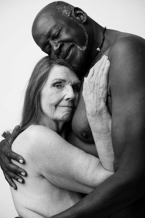 Эта 70-летняя пара снялась обнаженной. Откровенные фотографии, которые порвали Интернет в клочья! Эта 70-летняя пара снялась обнаженной. Откровенные фотографии, которые порвали Интернет в клочья!