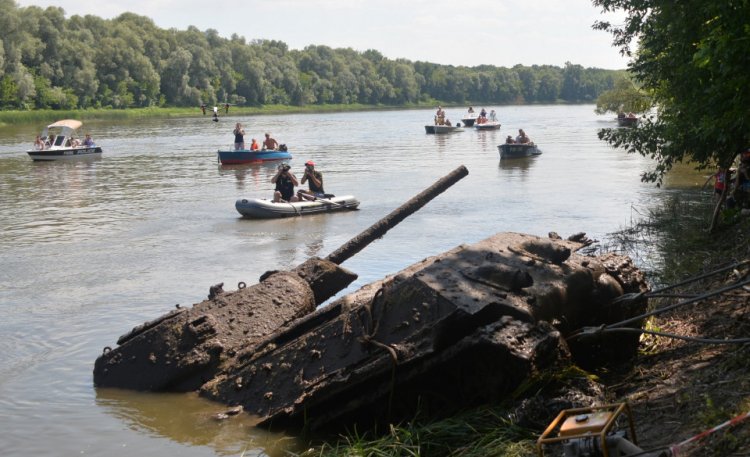 Со дна Дона подняли единственный сохранившийся танк Т-34-76 Со дна Дона подняли единственный сохранившийся танк Т-34-76