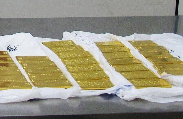 Таможенники Китая задержали 12 туристов, напичканных золотыми слитками Таможенники Китая задержали 12 туристов, напичканных золотыми слитками