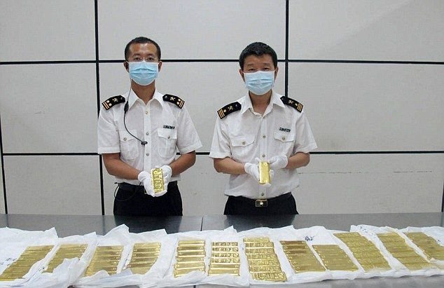 Таможенники Китая задержали 12 туристов, напичканных золотыми слитками Таможенники Китая задержали 12 туристов, напичканных золотыми слитками