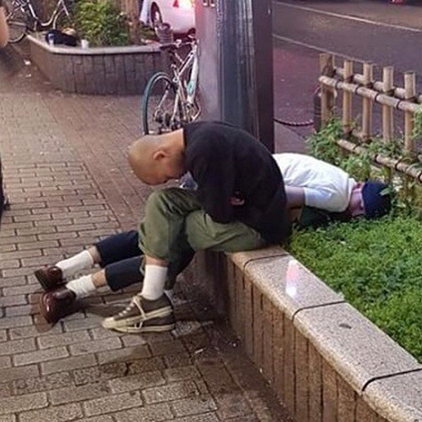 Спят уставшие японцы Спят уставшие японцы