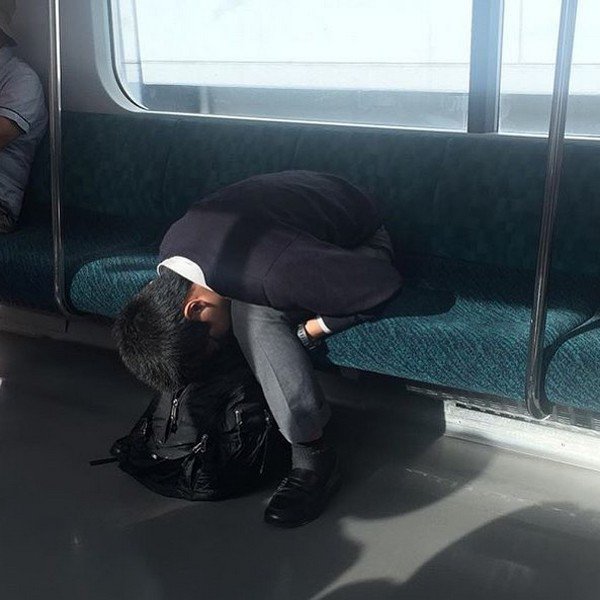 Спят уставшие японцы Спят уставшие японцы