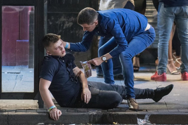 Английские студенты отметили успешную сдачу экзаменов Английские студенты отметили успешную сдачу экзаменов