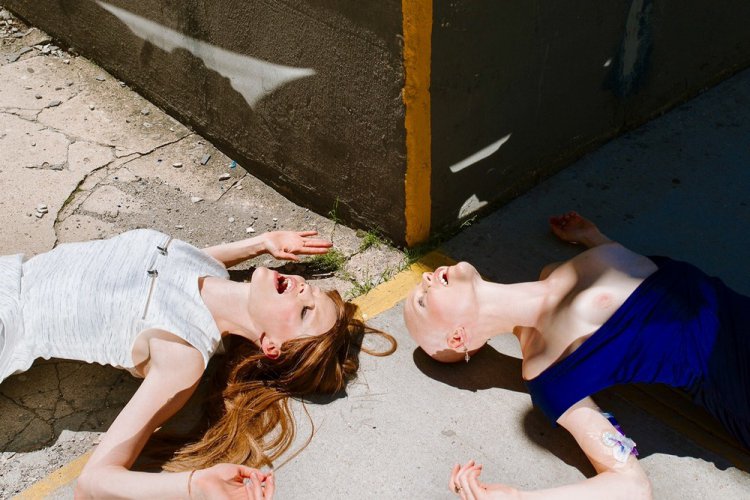 Интимные отношения девушек с городом в фотокниге «Трахая Нью-Йорк» Интимные отношения девушек с городом в фотокниге «Трахая Нью-Йорк»