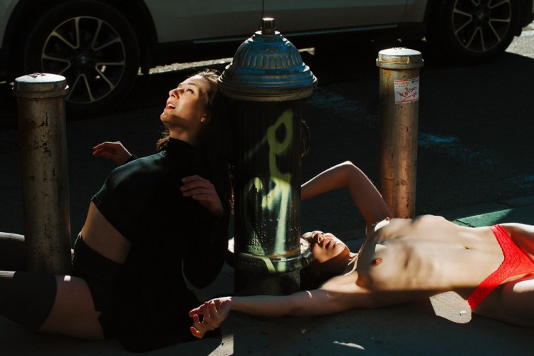 Интимные отношения девушек с городом в фотокниге «Трахая Нью-Йорк» Интимные отношения девушек с городом в фотокниге «Трахая Нью-Йорк»
