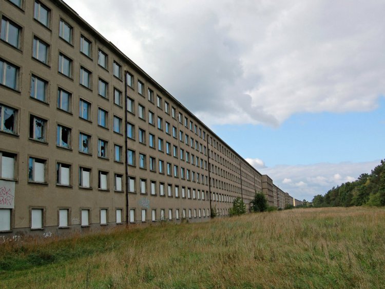 Заброшенный 4-километровый нацистский курорт Гитлера превращается в роскошное место отдыха Заброшенный 4-километровый нацистский курорт Гитлера превращается в роскошное место отдыха
