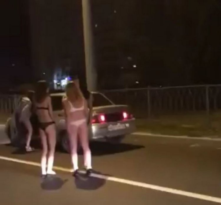 Полуголые девушки попрошайничали на дороге в Казани Полуголые девушки попрошайничали на дороге в Казани
