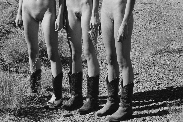Три раскрепощённые девушки в фотокниге «Город-призрак» Три раскрепощённые девушки в фотокниге «Город-призрак»