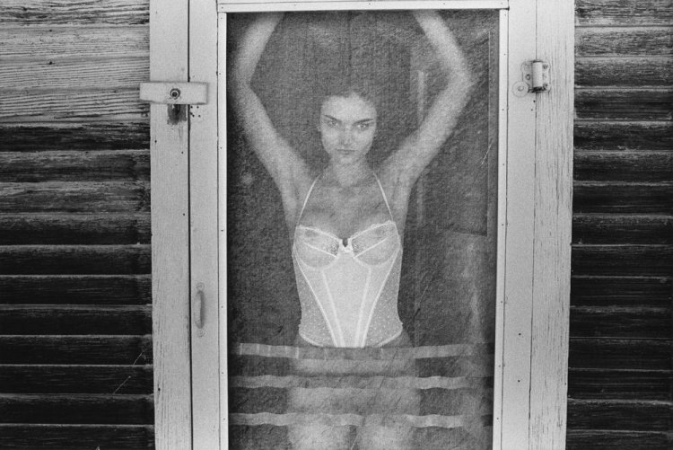 Три раскрепощённые девушки в фотокниге «Город-призрак» Три раскрепощённые девушки в фотокниге «Город-призрак»