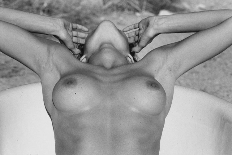 Три раскрепощённые девушки в фотокниге «Город-призрак» Три раскрепощённые девушки в фотокниге «Город-призрак»