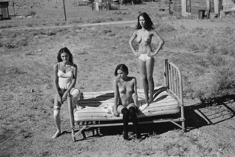 Три раскрепощённые девушки в фотокниге «Город-призрак» Три раскрепощённые девушки в фотокниге «Город-призрак»