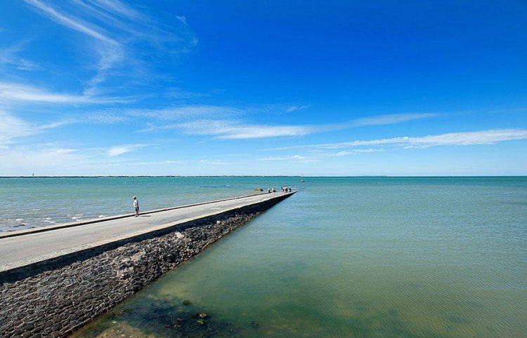 Дорога во Франции, которая исчезает под водой дважды в день Дорога во Франции, которая исчезает под водой дважды в день